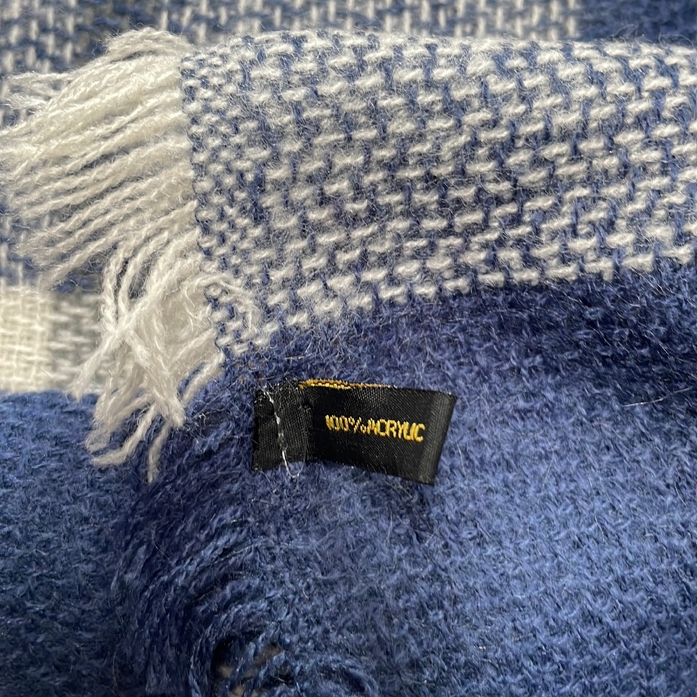 Women’s Scarf - Picture 3 of 3